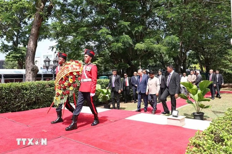 Tổng Bí thư, Chủ tịch nước Tô Lâm và Tổng thống Sri Lanka Anura Kumara Dissanayake dâng hoa tại Tượng Chủ tịch Hồ Chí Minh - Ảnh: TTXVN