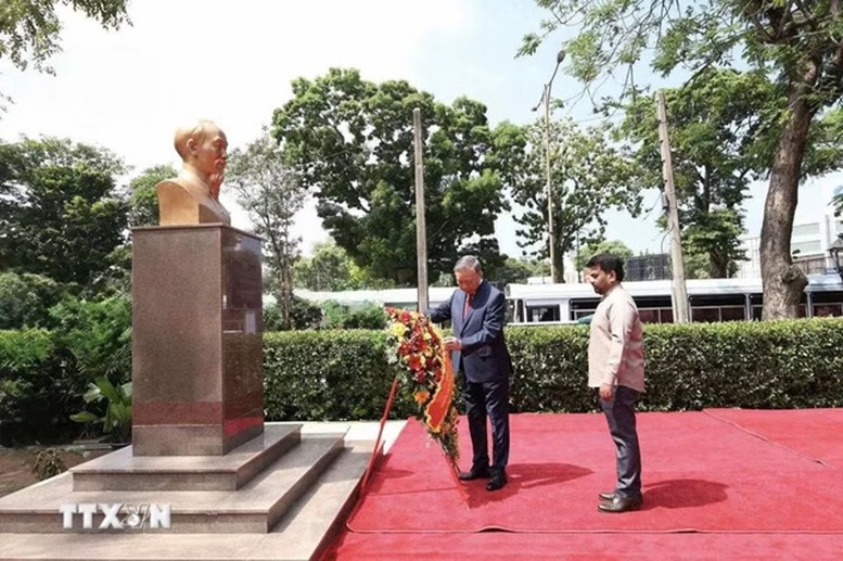 Tượng Chủ tịch Hồ Chí Minh, một trong số ít tượng đài lãnh tụ nước ngoài được đặt tại trung tâm thủ đô Colombo - Ảnh: TTXVN