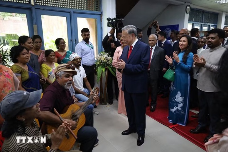 Tổng Bí thư, Chủ tịch nước Tô Lâm và Tổng thống Sri Lanka Anura Kumara Dissanayake thăm Thư viện Cộng đồng Colombo - Ảnh: TTXVN